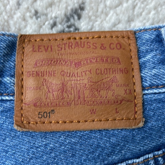 LEVI’S 501 Jean shorts. Size 27. Button fly. - Picture 4 of 8